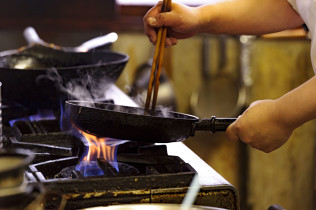 厨房から火を出さないために。飲食店が必ずやっておくべき防火対策