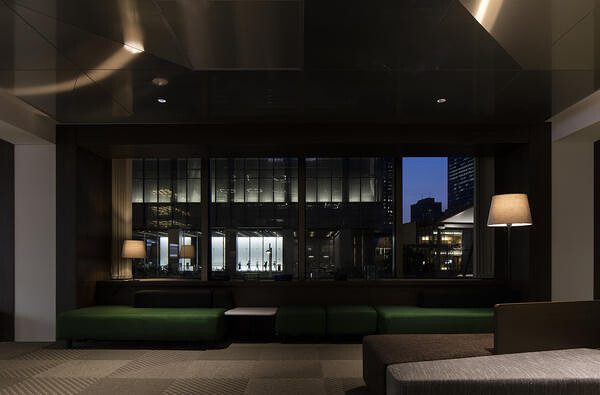 八重洲貸会議室　間接照明と天井面のミラー反射で、空間の広がりを感じるロビー 貸会議室の内装・外観画像