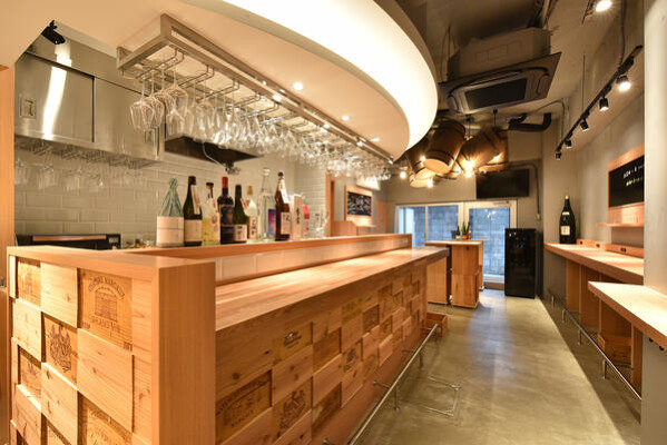 ワインと地酒の宝庫 五本木 ますもと 酒屋角打ちの内装・外観画像