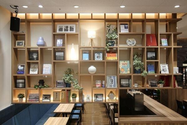啓文社 BOOKS PLUS 緑町　本と出会える珈琲店 BOOK MEETS COFFEE