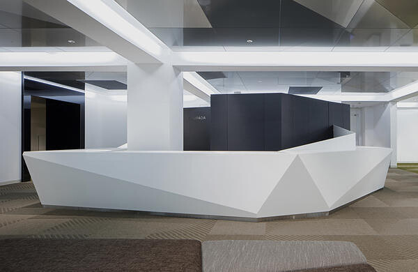 八重洲貸会議室　間接照明と天井面のミラー反射で、空間の広がりを感じるロビー