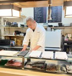 待遇・研修を充実させ、すし職人希望者の困りごとを解決