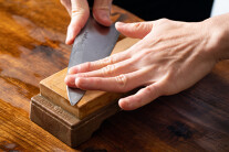 包丁やナイフなど、刃物を買い替えるタイミングは？ 切れ味が長持ちさせるお手入れも