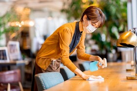 飲食店業務に欠かせない お盆 トレー の選び方 安定感が増す持ち方も解説 By 業務用厨房 備品を探そう 飲食店 Com