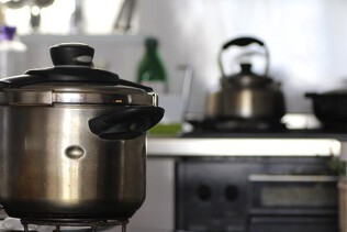 飲食店の光熱費を削減！ 業務用圧力鍋・電気圧力鍋でコストカットと時短調理を