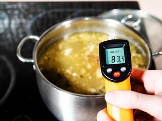美味しさを引き出し、食の安全を守る「調理用温度計」の種類と用途を解説