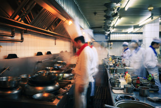 厨房での業務をスムーズにする方法とは？ 動線や作業順など効率化のポイントを解説