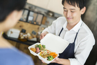 気温急上昇のこの季節、飲食店がテイクアウトでするべき食中毒対策とは？