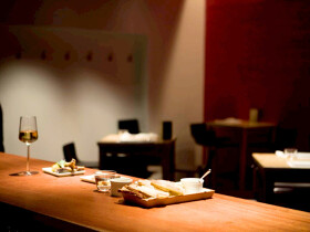 Bistro & Wine POINT ET LIGNE - ポワンエリーニュ 新丸ビル本店