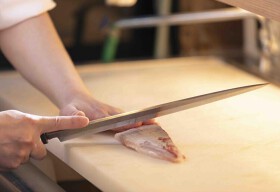 泳ぎカワハギと冠地どり 五十六屋 大分都町店