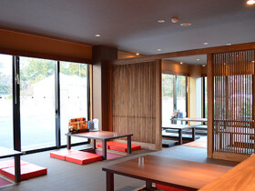 源気温泉万博おゆば　お食事処 鶴亀