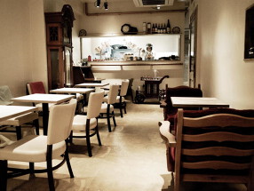 Marionette on the tableの画像