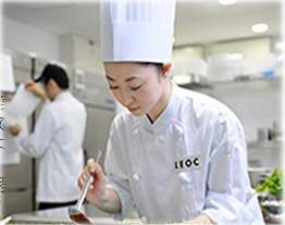 施設給食の調理スタッフの画像