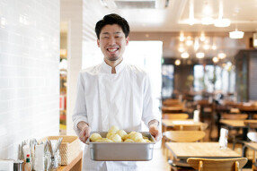 大阪駅直結大型商業施設　大手家電メーカー・カフェの画像