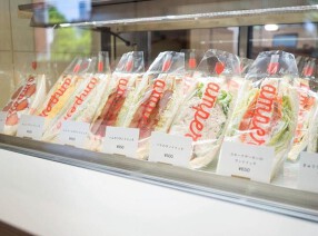 サンドイッチとコーヒー ampere 本の森ちゅうおうの画像