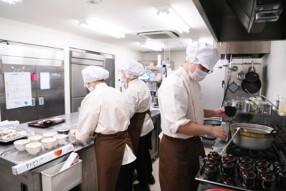 老人施設内の厨房の画像