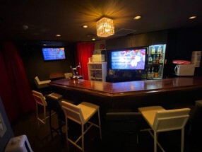 Stylish Bar 赤いバラの画像