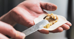 餃子とワイン 果皮と餡の画像