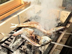 炭焼き 魚と魚の画像