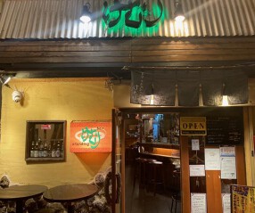 standing barけむりの画像