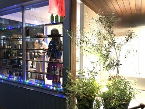 麹町BISTRO階段の途中の画像