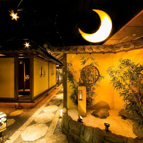 天空の月の画像