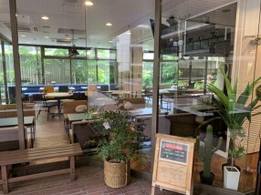 カフェアンドバーレストランYOLOの画像