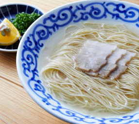 豚そば月や 福岡空港店の画像