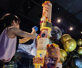 夜のケーキ屋さんの画像