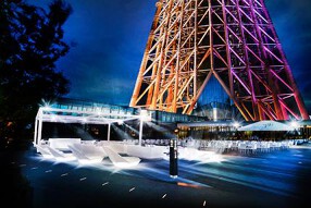 見上げるビアガーデンの画像