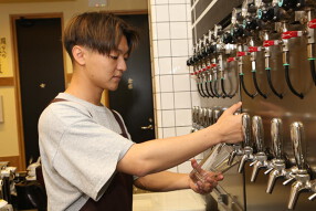 麦酒宿まり花 三茶（12タップの樽生クラフトビール×ネオ酒場）の画像