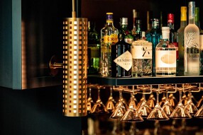 ラグジュアリーアクセサリーブランドが手掛けるカフェバー（仮）大阪の画像