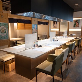 サーモン・ギョーザベース ハラチェ柏店の画像