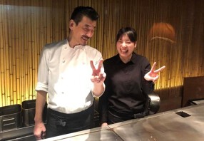 燈のもと、肉と酒と 鉄火炉火の画像