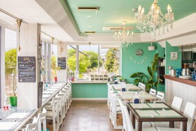 R Cafe at Marinaの画像