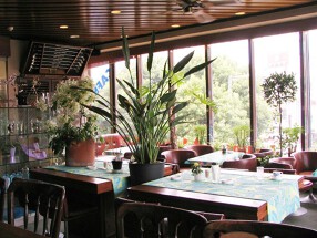 Aka-Tombo　ワイン＆ダイニング／バーラウンジの画像