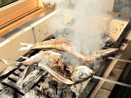 炭焼き 魚と魚の画像