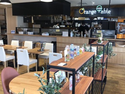 orange tableの画像