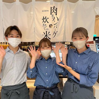 肉屋のハンバーグと炊きたての米の画像