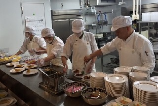 大学体育寮の食堂の画像