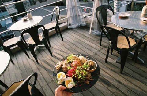 屋根裏のパリ食堂の画像