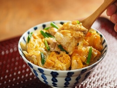 比内地鶏と秋田ご飯　「ヒナとハチ」の画像