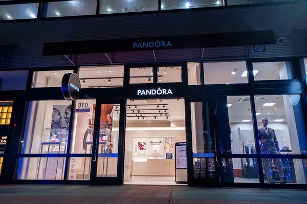 Pandora あしびなーアウトレットモール店 アパレルの内装・外観画像