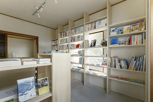 commonhouse カフェ兼本屋の内装・外観画像