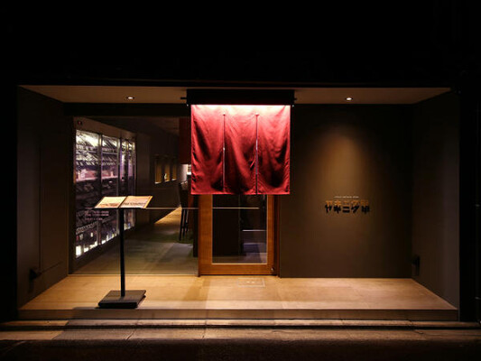 ヤキニク甲 焼肉とワインの内装・外観画像