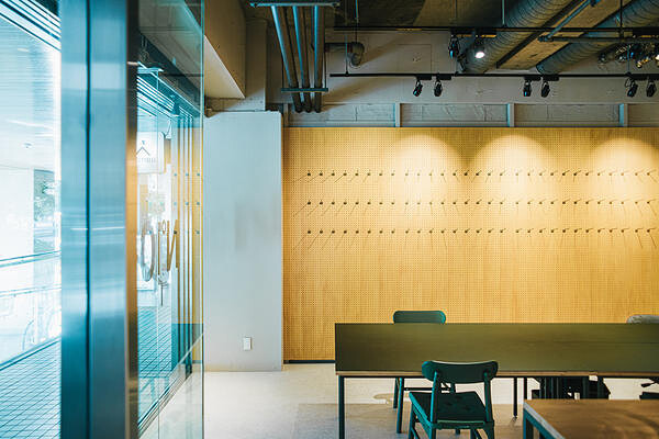 No.10 / BIKAS COFFEE オフィスとコーヒーショップの複合の内装・外観画像