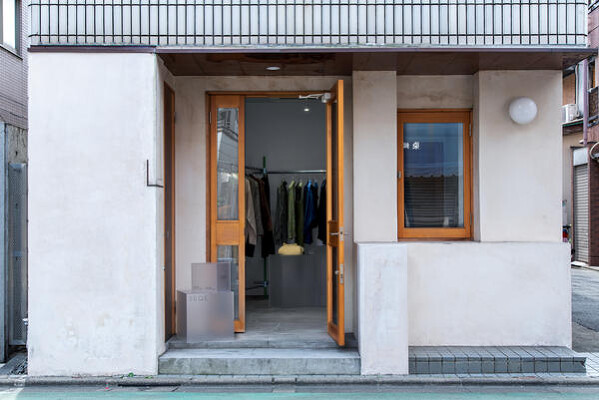 esu gallery アパレル店舗の内装・外観画像