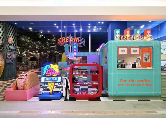 BLUESEAL 横浜ワールドポーターズ店 OKINAWAN ICE CREAMの内装・外観画像