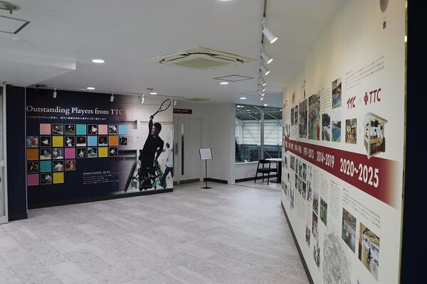 吉田記念テニス研修センター（TTC）　２階＆階段 テニス研修センターの内装・外観画像