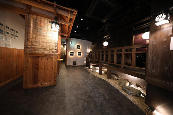 うお鶏　浜松店(静岡県） 海鮮と地産鶏の炭火焼の内装・外観画像